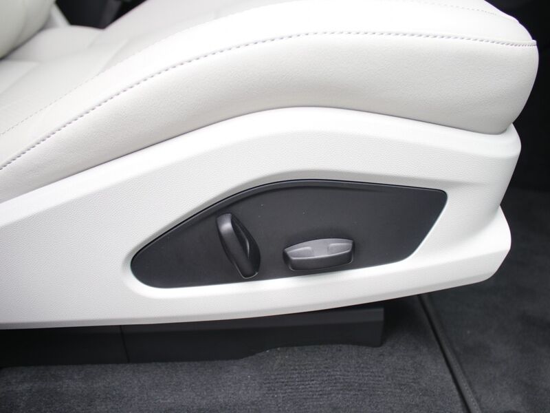 More views of Porsche Macan