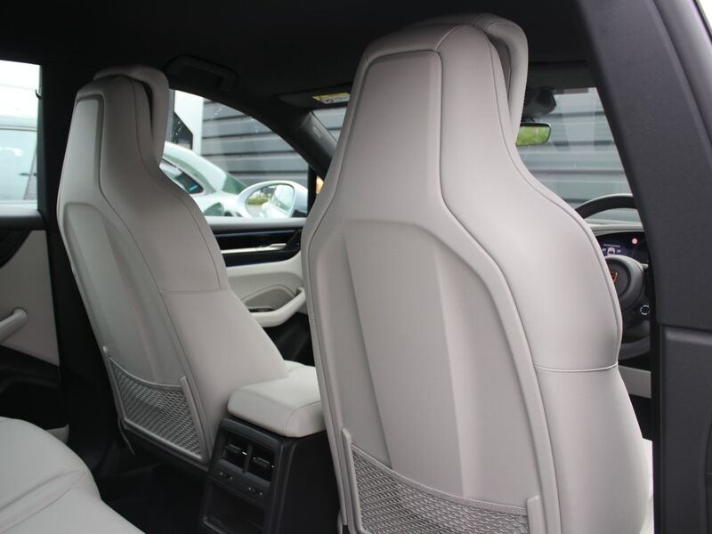 More views of Porsche Macan