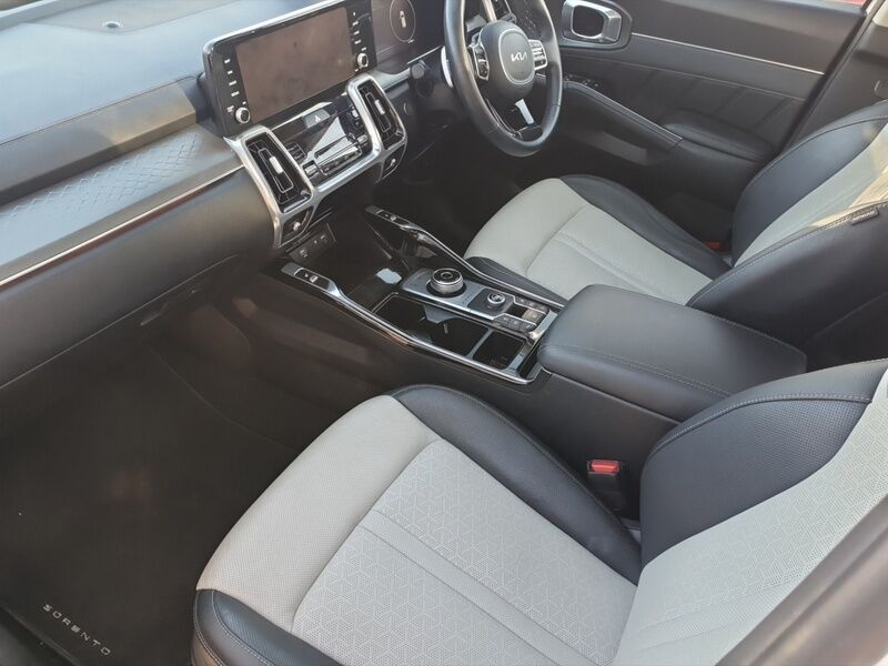 More views of Kia Sorento