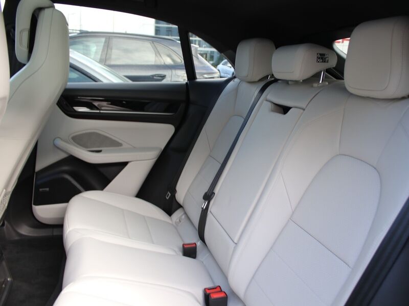 More views of Porsche Macan