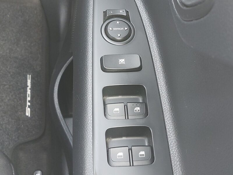 More views of Kia Stonic