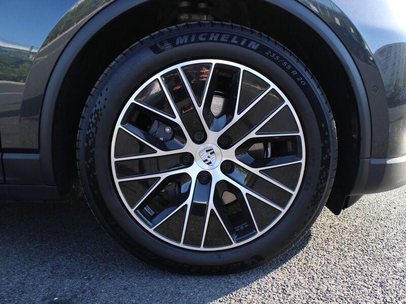 More views of Porsche Macan