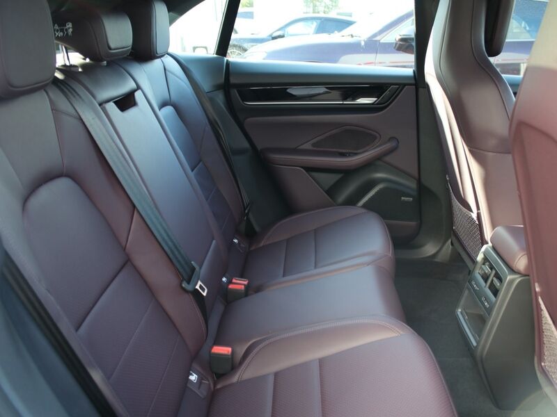 More views of Porsche Macan