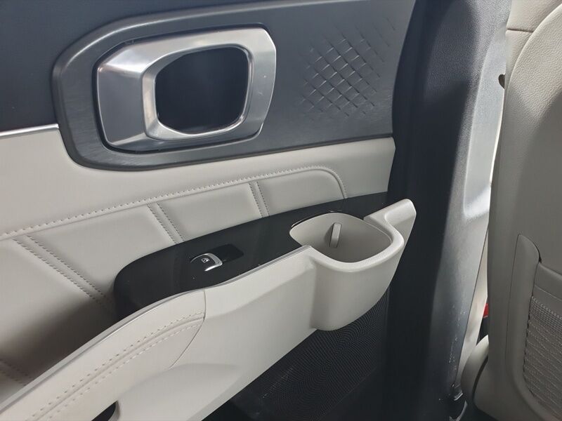 More views of Kia Sorento