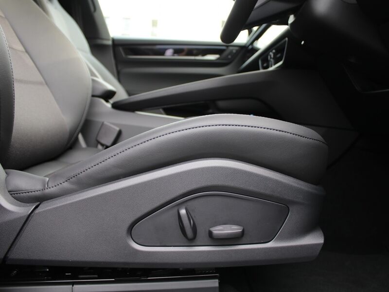 More views of Porsche Macan