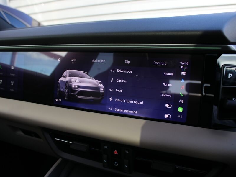 More views of Porsche Macan