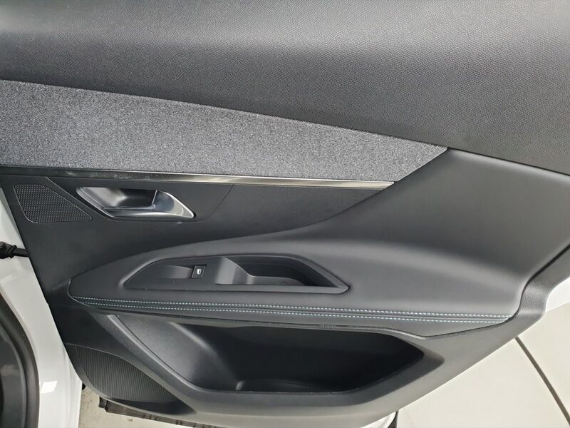 More views of Peugeot 3008