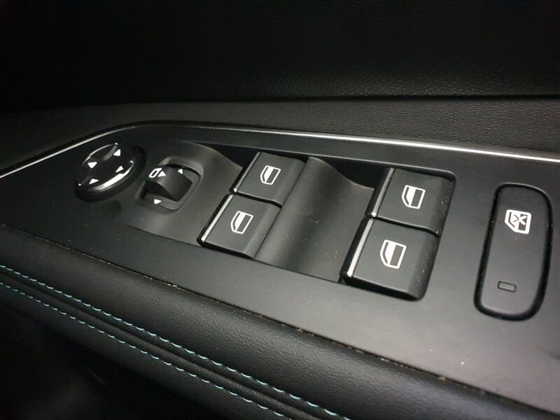 More views of Peugeot 3008