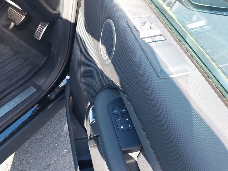 More views of Land Rover Discovery