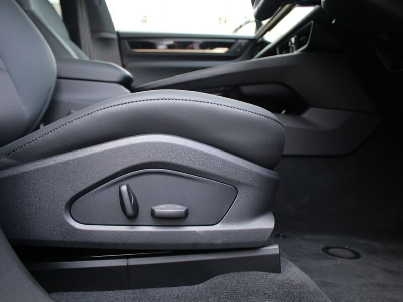 More views of Porsche Macan