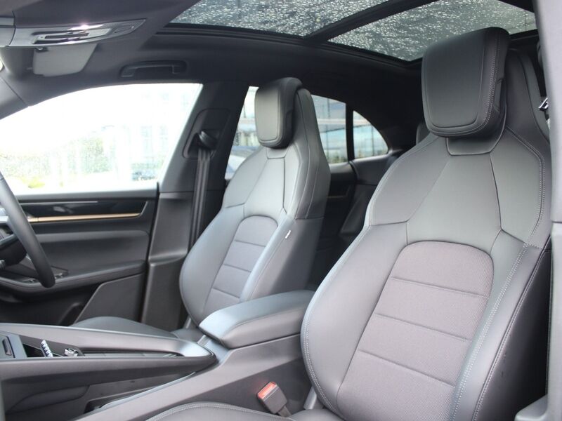 More views of Porsche Macan