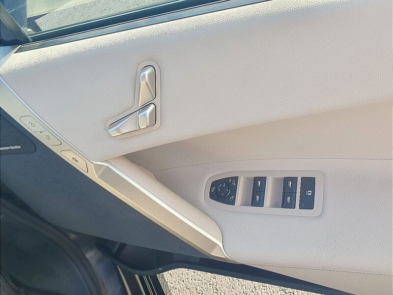 More views of BMW iX