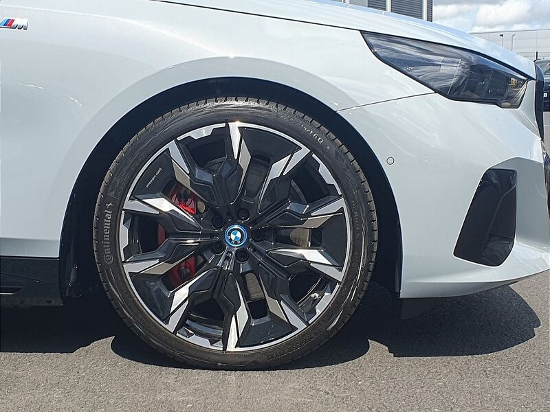 More views of BMW i5