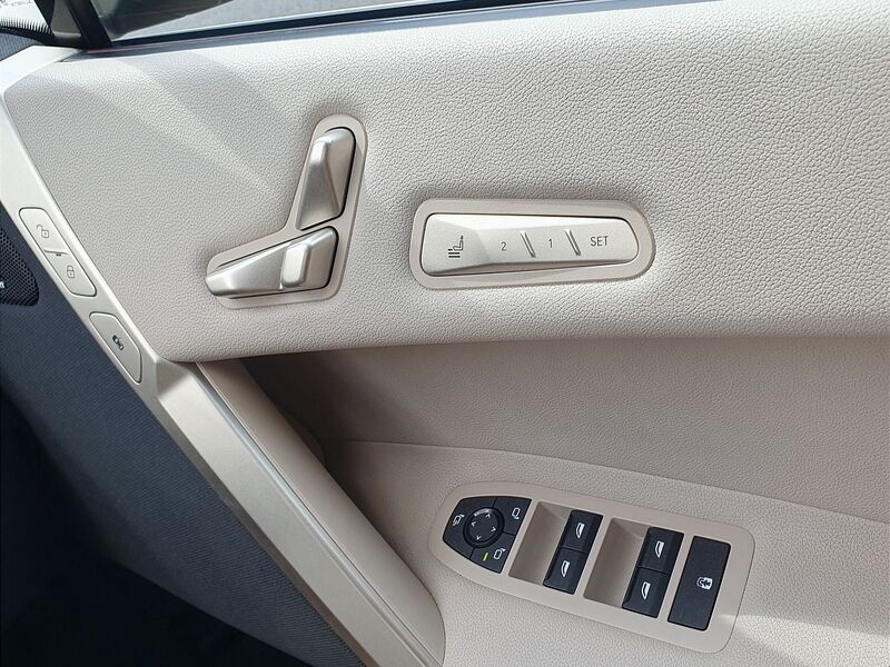 More views of BMW iX