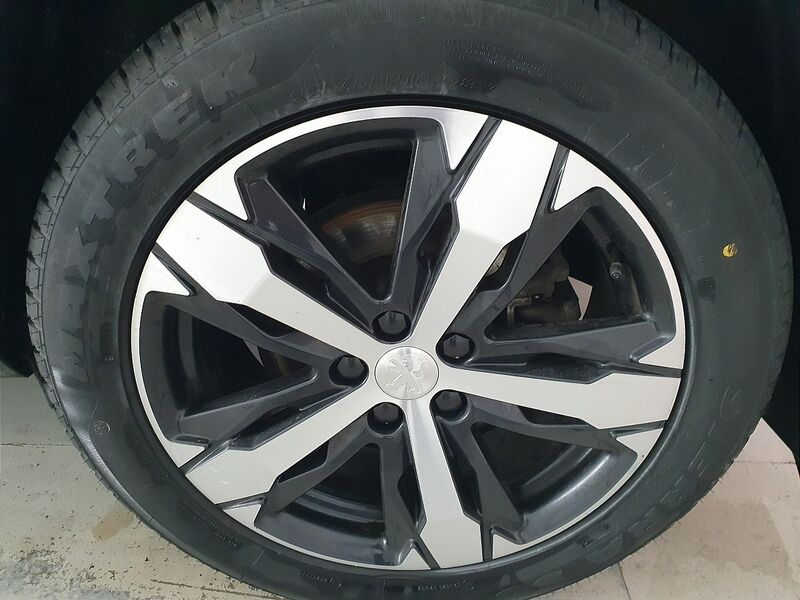 More views of Peugeot 5008