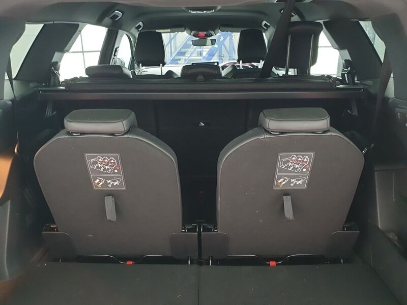 More views of Peugeot 5008
