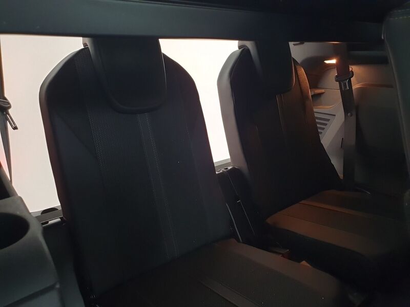 More views of Peugeot 5008