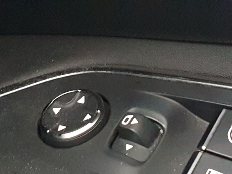 More views of Peugeot 5008