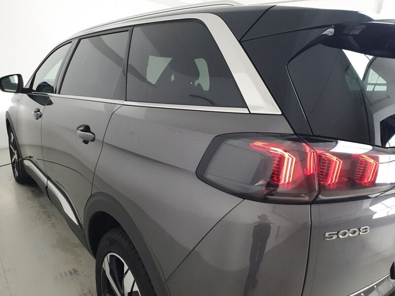 More views of Peugeot 5008