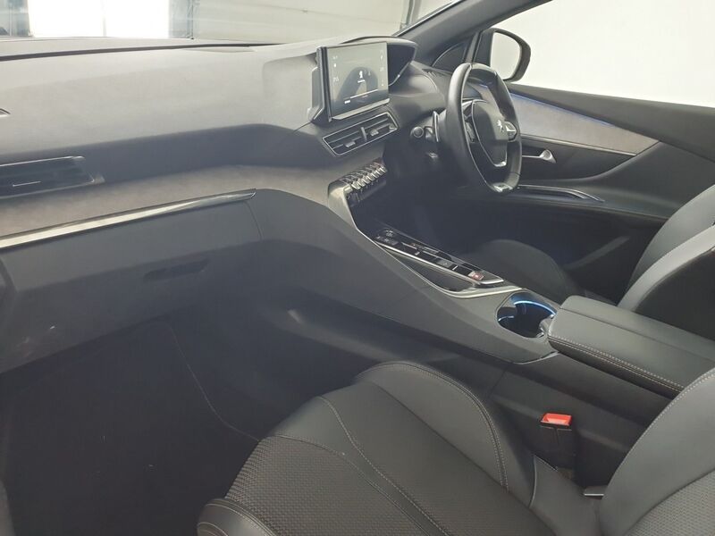 More views of Peugeot 5008