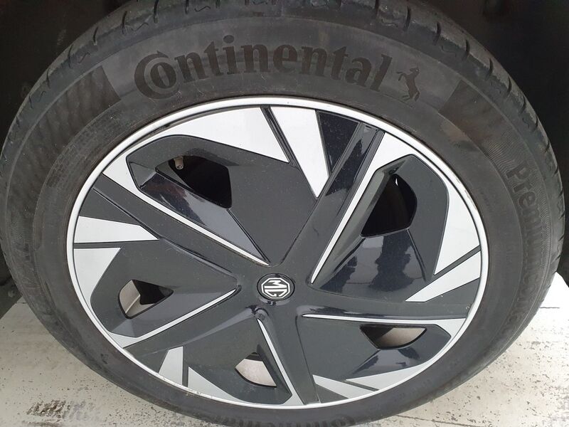 More views of MG MG4