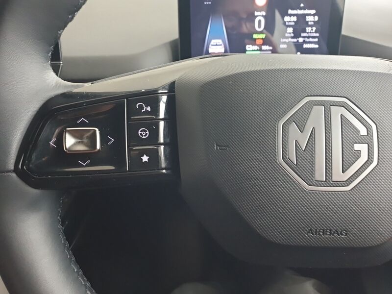 More views of MG MG4