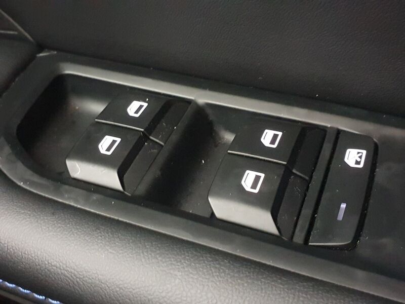 More views of MG MG4