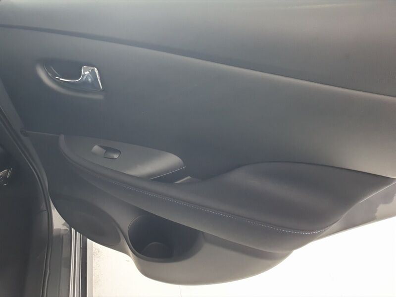 More views of Nissan Leaf