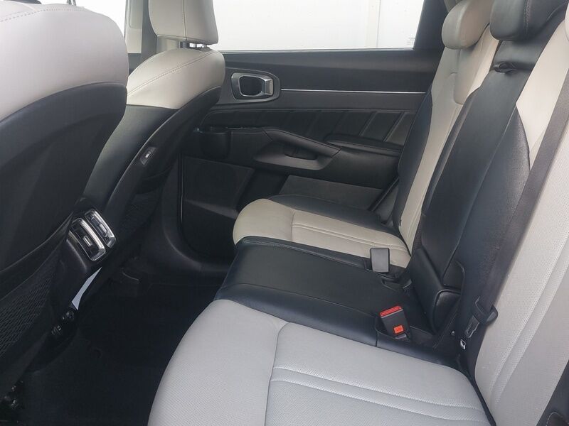 More views of Kia Sorento