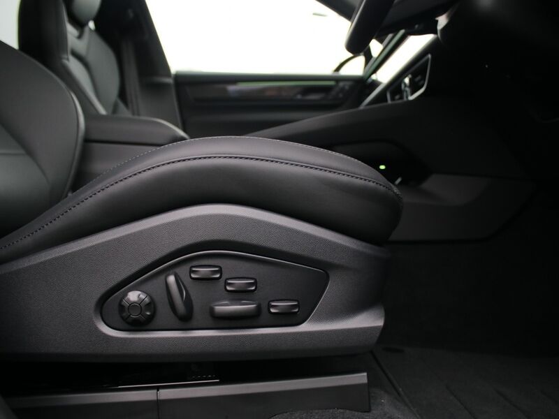 More views of Porsche Macan