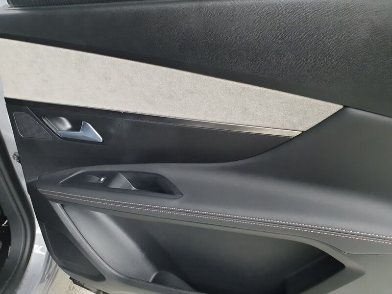 More views of Peugeot 5008