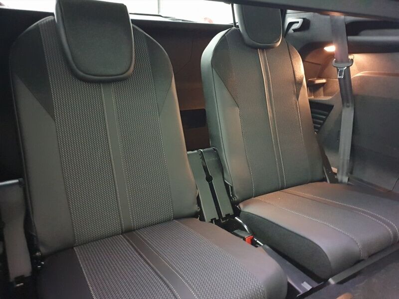 More views of Peugeot 5008