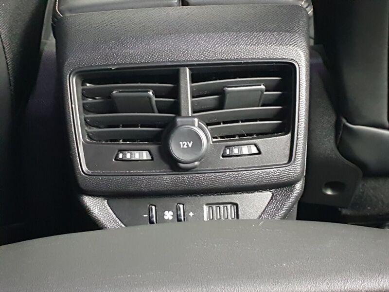 More views of Peugeot 5008