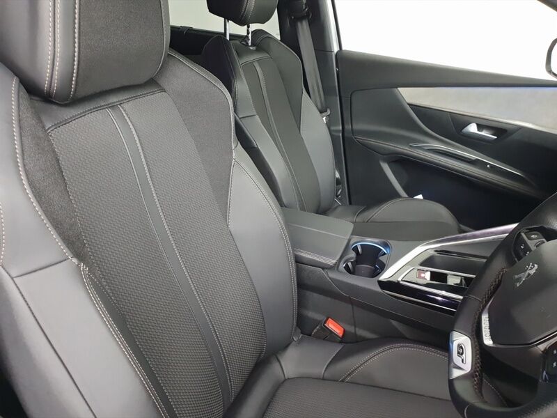 More views of Peugeot 5008