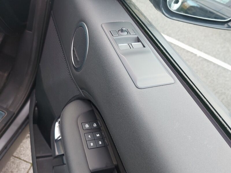 More views of Land Rover Discovery