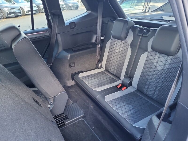 More views of Volkswagen Tiguan Allspace