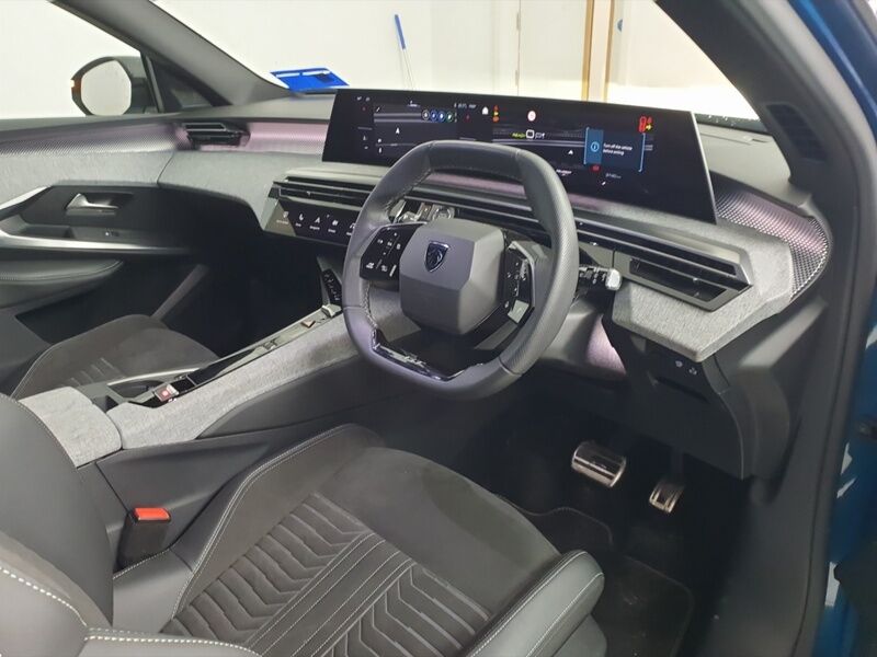 More views of Peugeot 5008