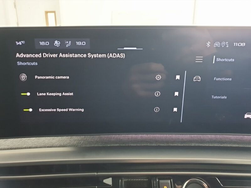 More views of Peugeot 5008