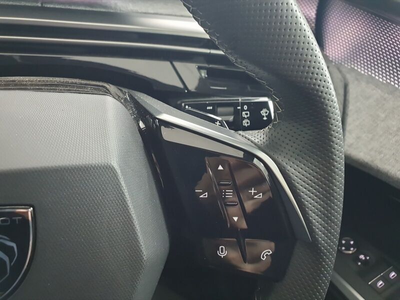 More views of Peugeot 5008