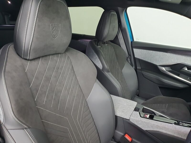 More views of Peugeot 5008