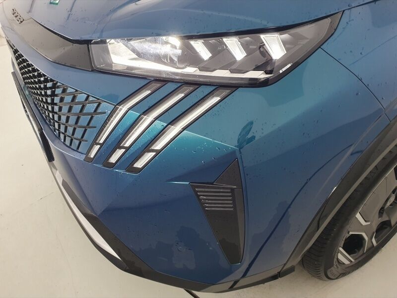 More views of Peugeot 5008