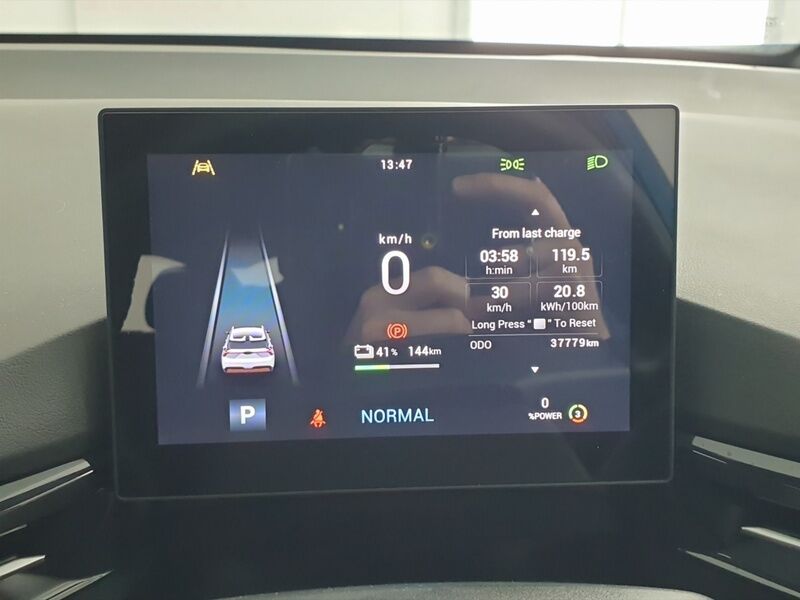 More views of MG MG4