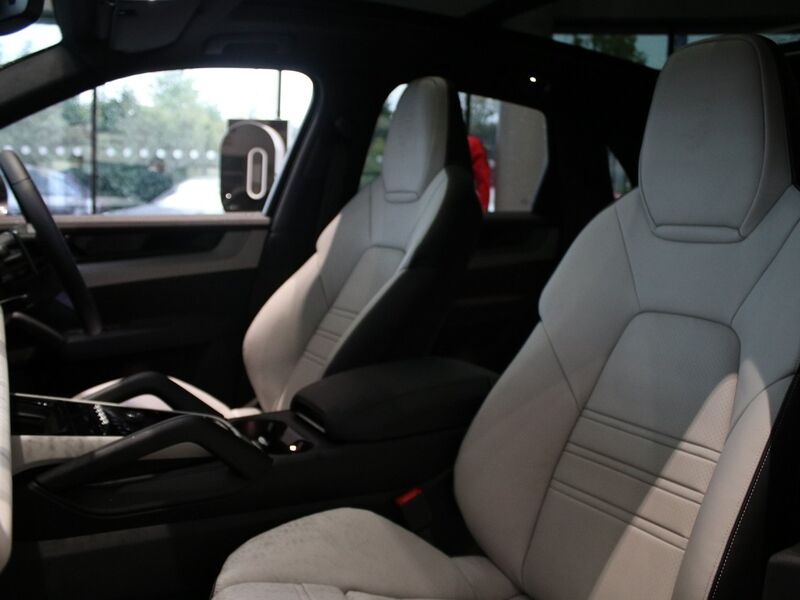 More views of Porsche Cayenne