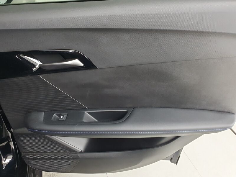 More views of MG MG4