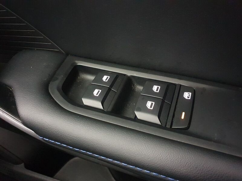 More views of MG MG4