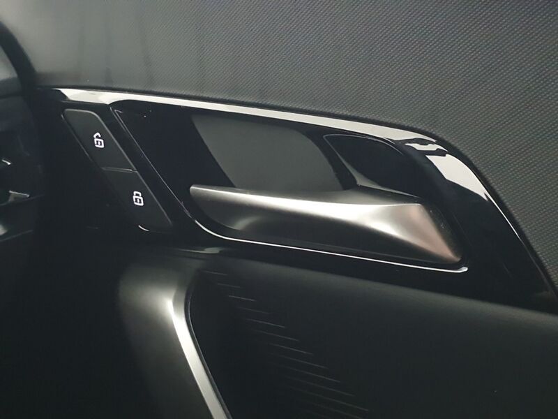 More views of MG MG4