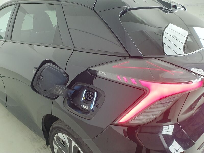 More views of MG MG4