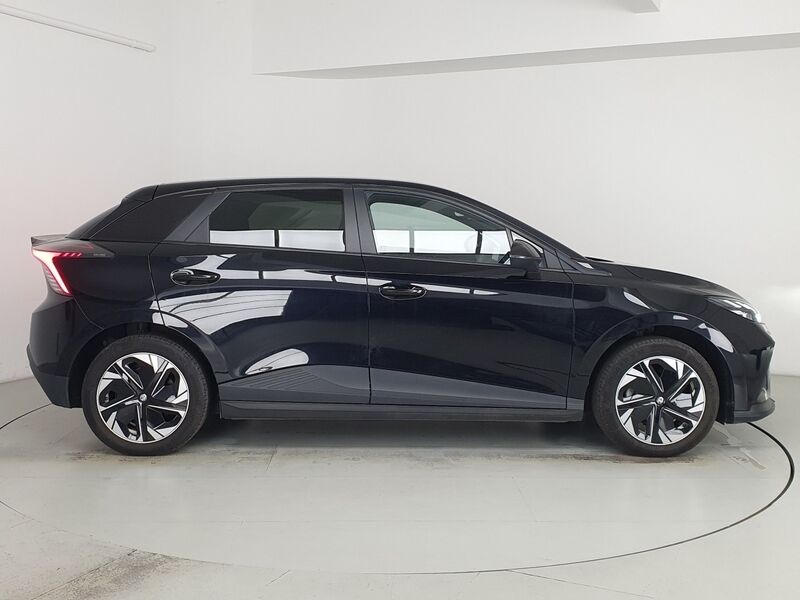 More views of MG MG4