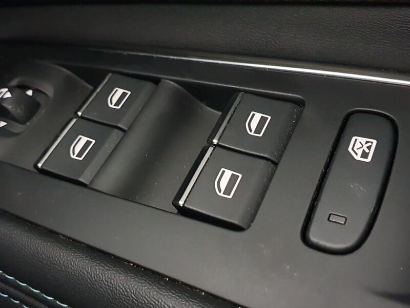 More views of Peugeot 3008