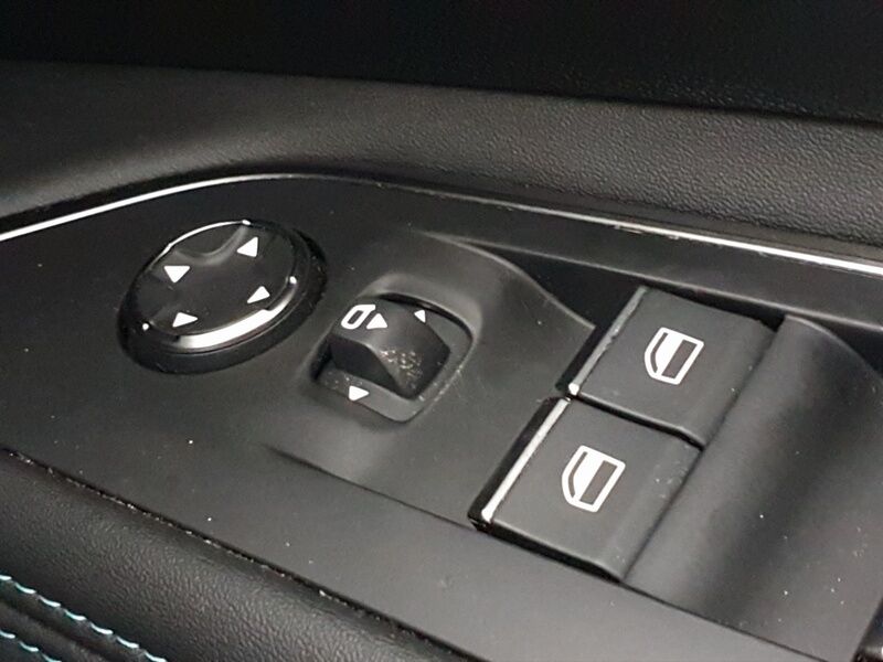 More views of Peugeot 3008